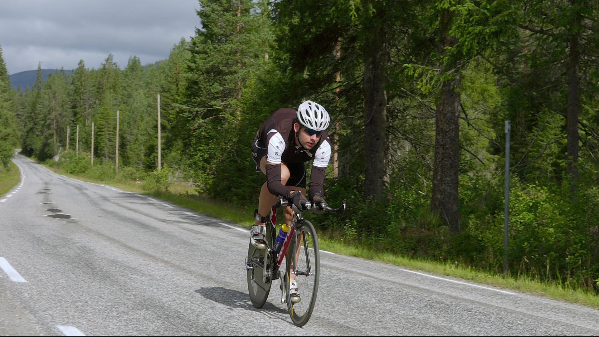 卡瓦哈尔之夜，当F1引擎在街道咆哮，一个名字成为城市的心跳